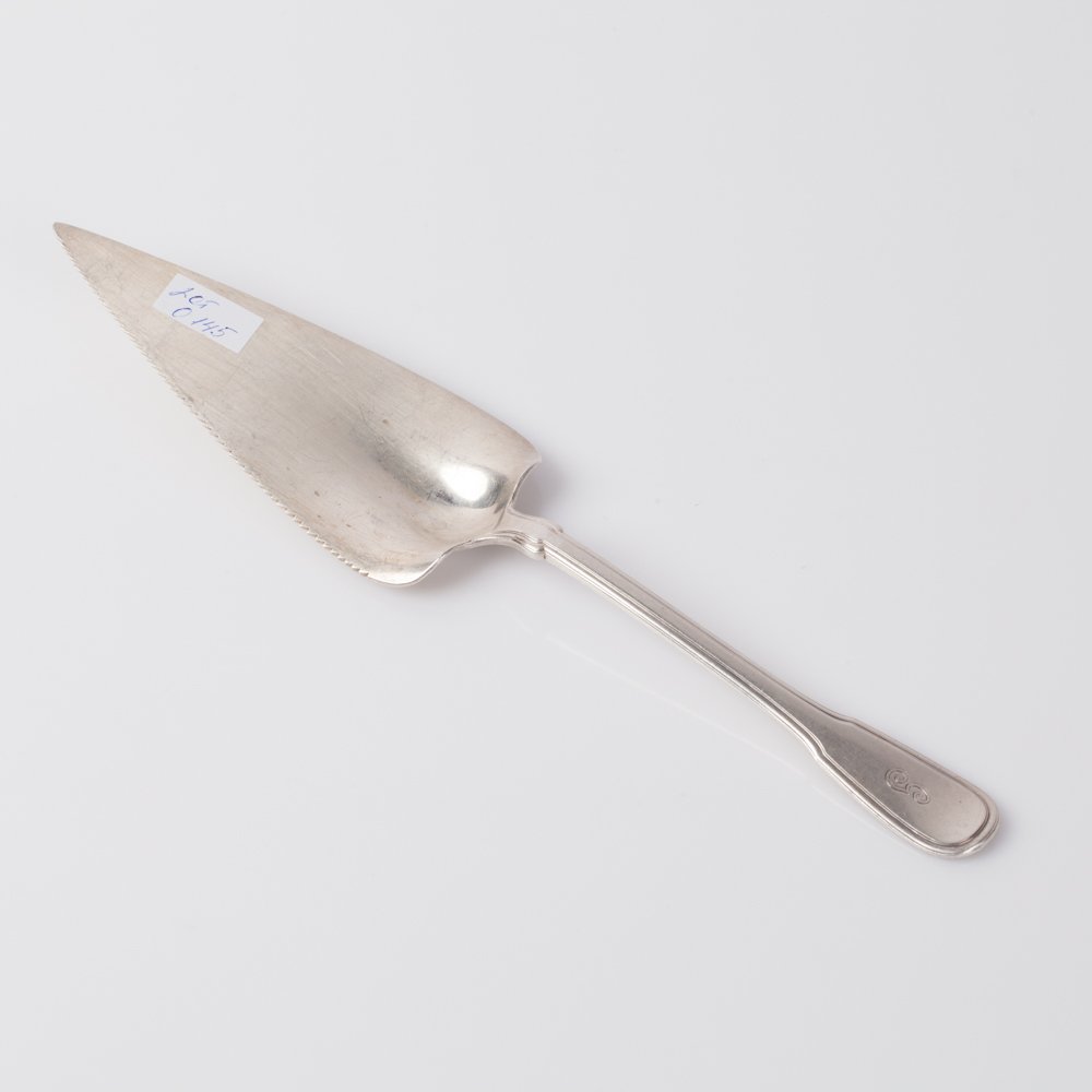Silver cake shovel. — image 1