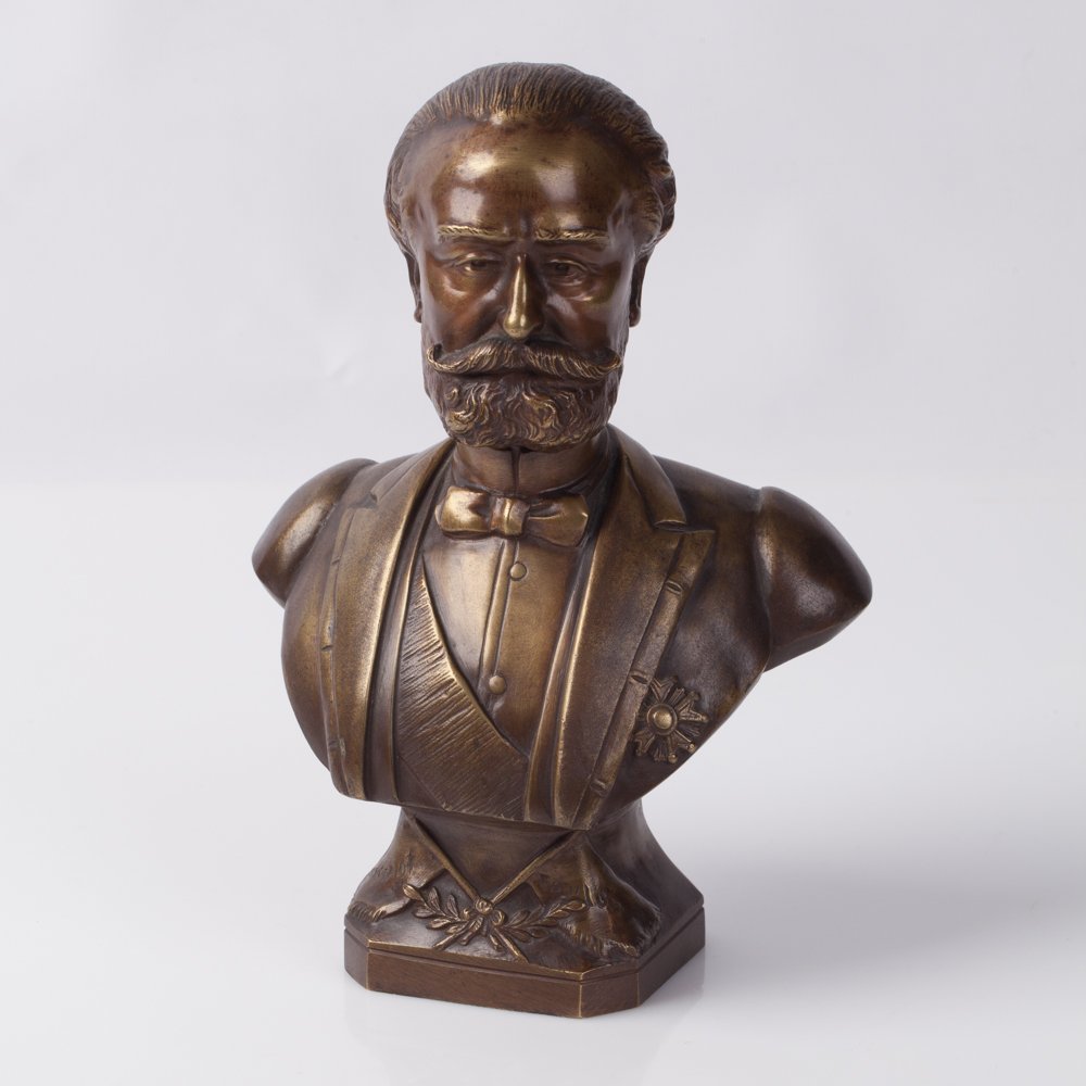 Bust of French president. — image 1