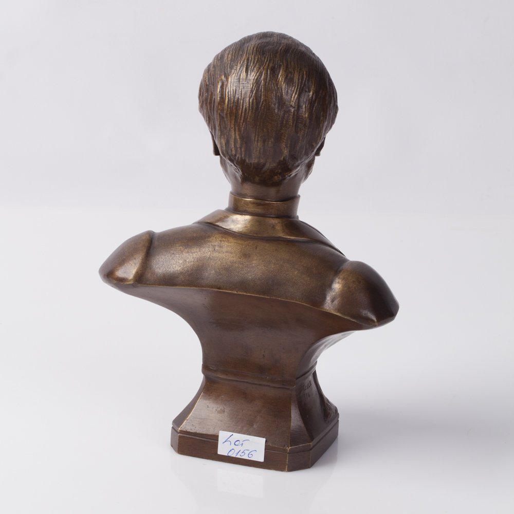 Bust of French president. — image 2