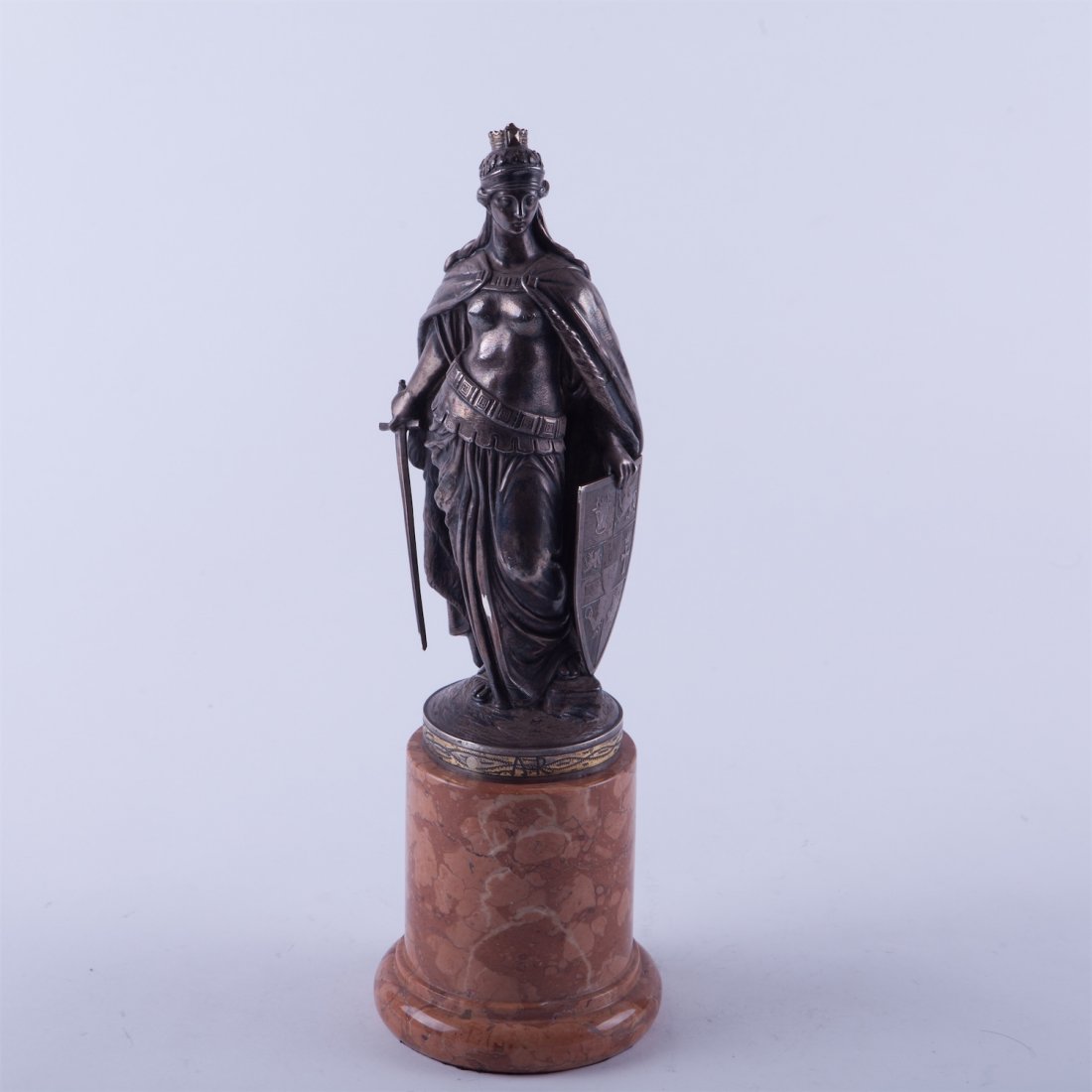 Silver figure. — image 1