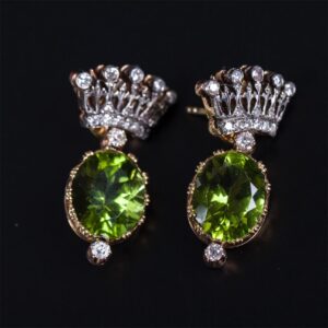 Beautiful Gold 18K Crown earrings — image 2