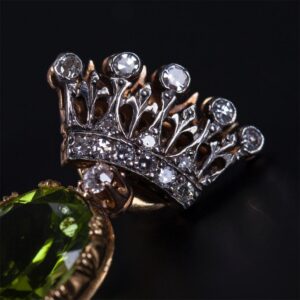Beautiful Gold 18K Crown earrings — image 3