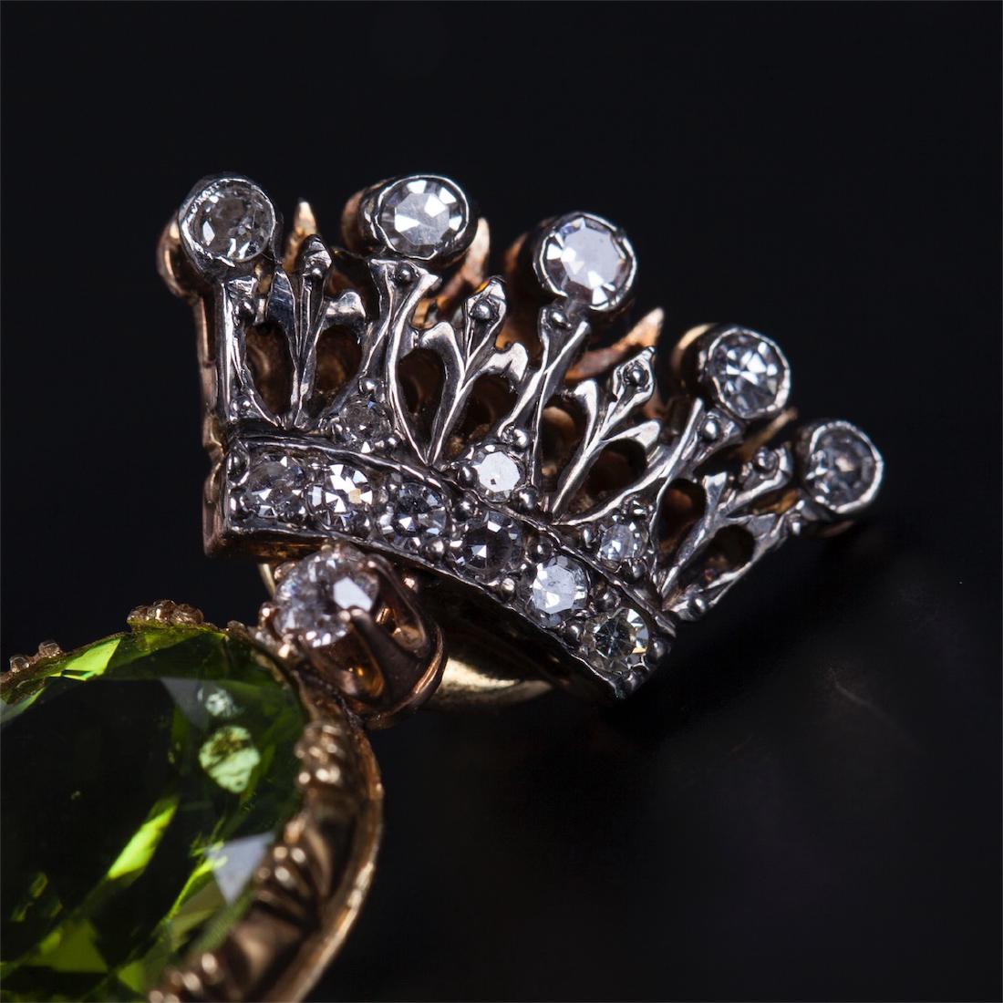 Beautiful Gold 18K Crown earrings — image 3