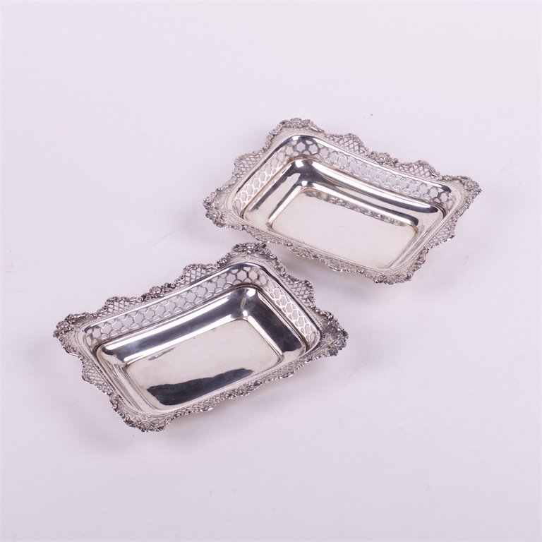Silver pair of vase. — image 1