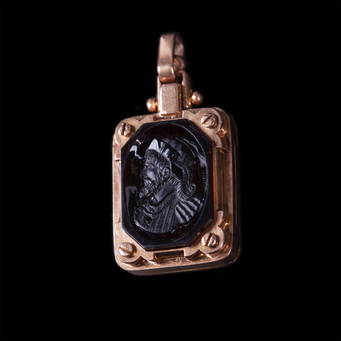 Gold medallion with cameo. France — image 1