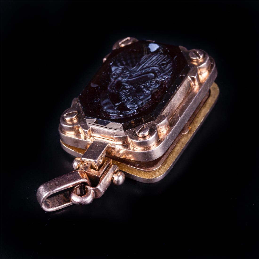 Gold medallion with cameo. France — image 2