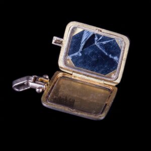 Gold medallion with cameo. France — image 4
