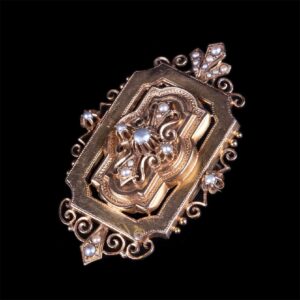 Renaissance style gold brooch with pearls — image 1