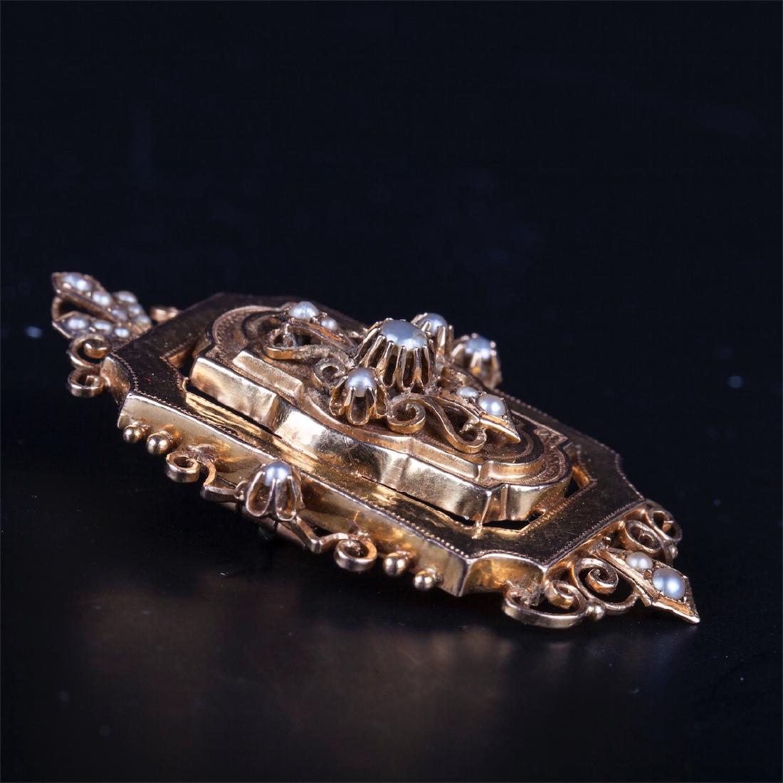 Renaissance style gold brooch with pearls — image 2