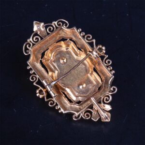 Renaissance style gold brooch with pearls — image 3