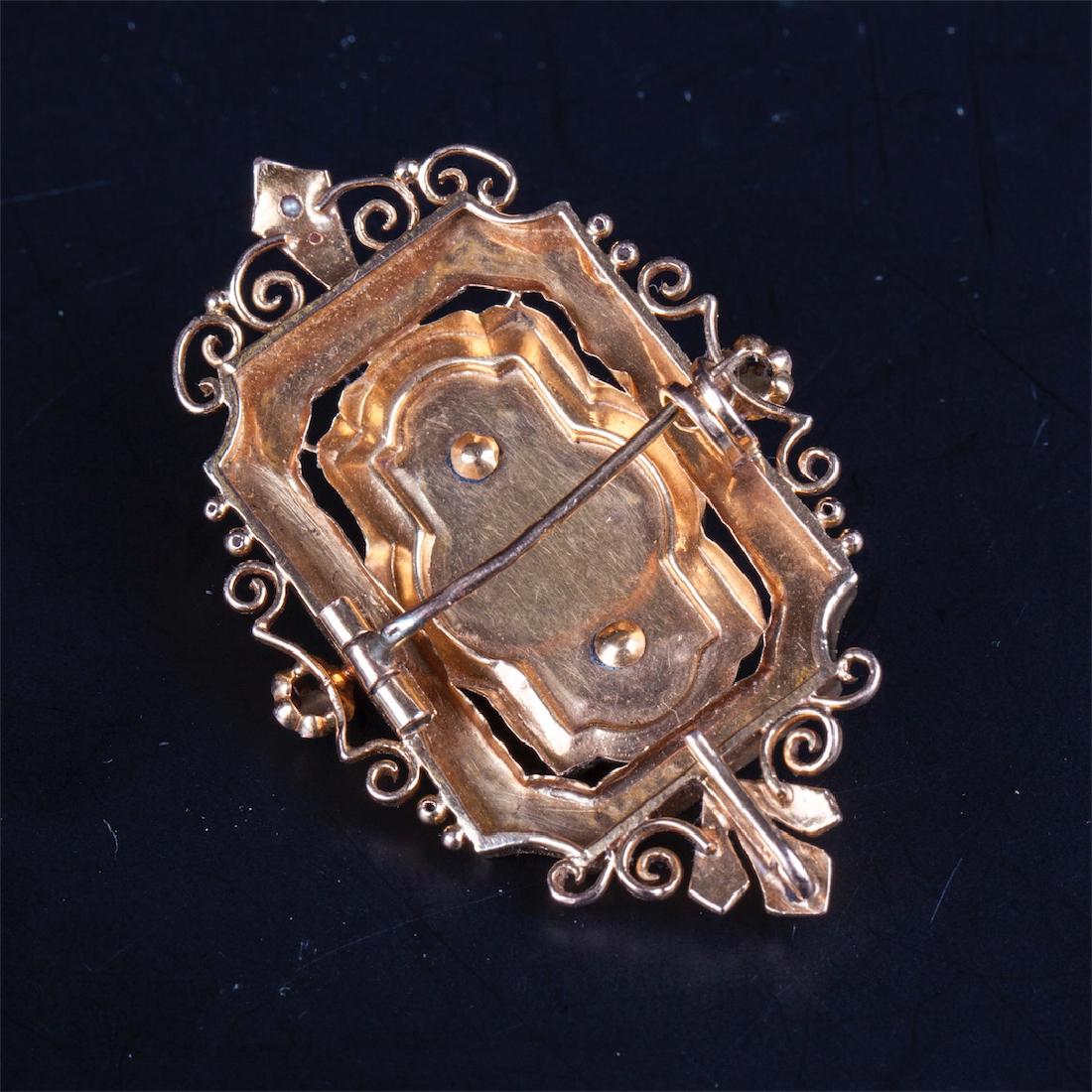 Renaissance style gold brooch with pearls — image 3