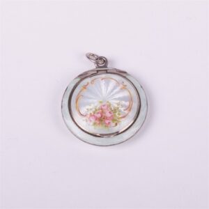 Silver powder box. — image 1
