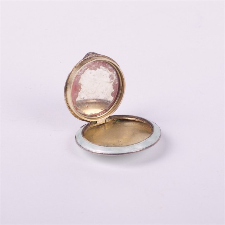 Silver powder box. — image 4