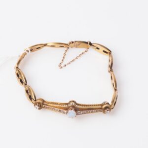 Gold hand bracelet. — image 1