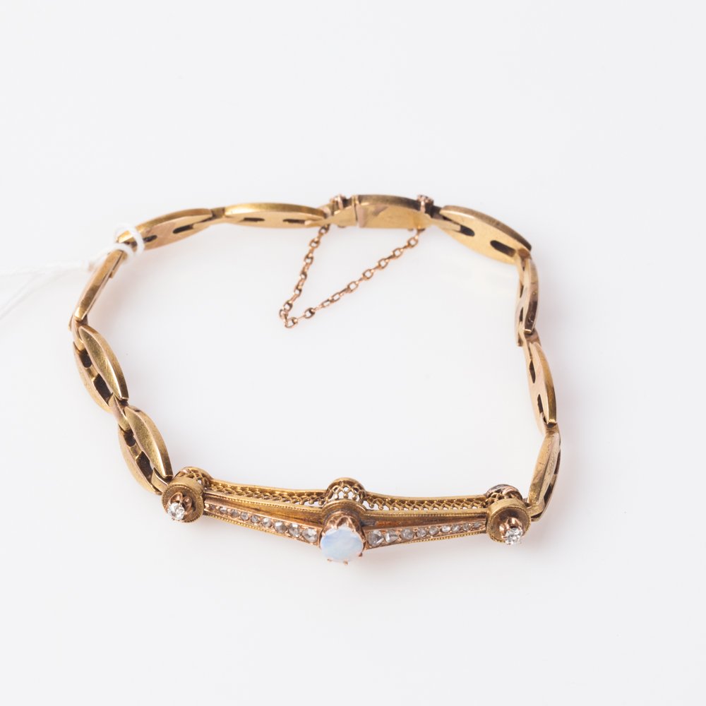 Gold hand bracelet. — image 1