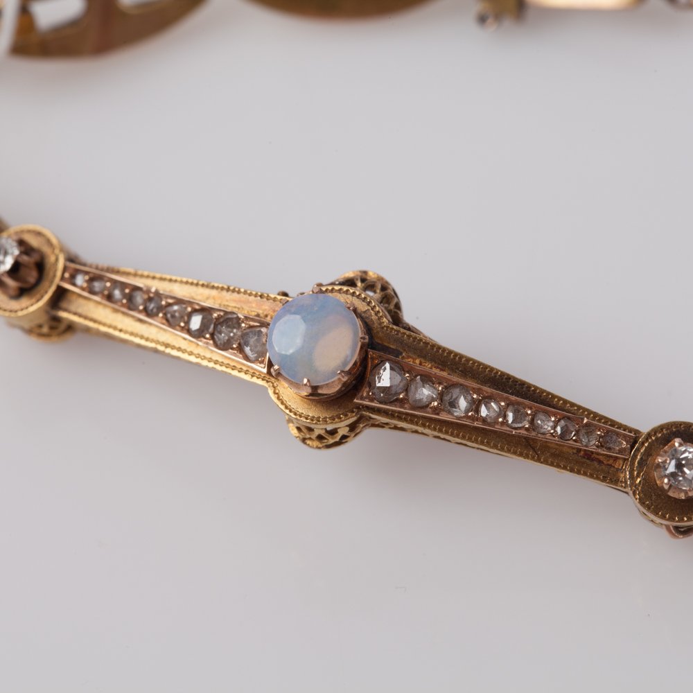 Gold hand bracelet. — image 3