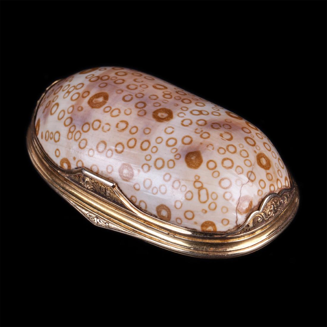 Antique gold authentic shell snuff box with a hunt — image 1