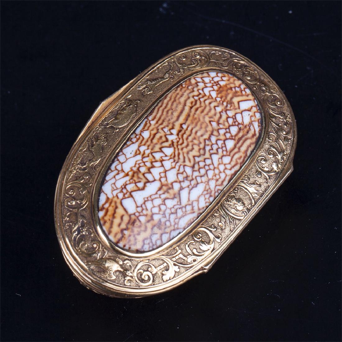 Antique gold authentic shell snuff box with a hunt — image 2