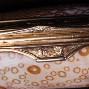 Antique gold authentic shell snuff box with a hunt — image 3