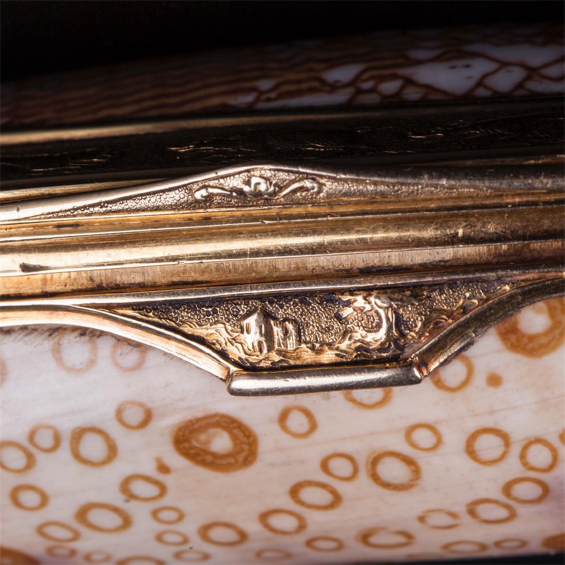 Antique gold authentic shell snuff box with a hunt — image 3