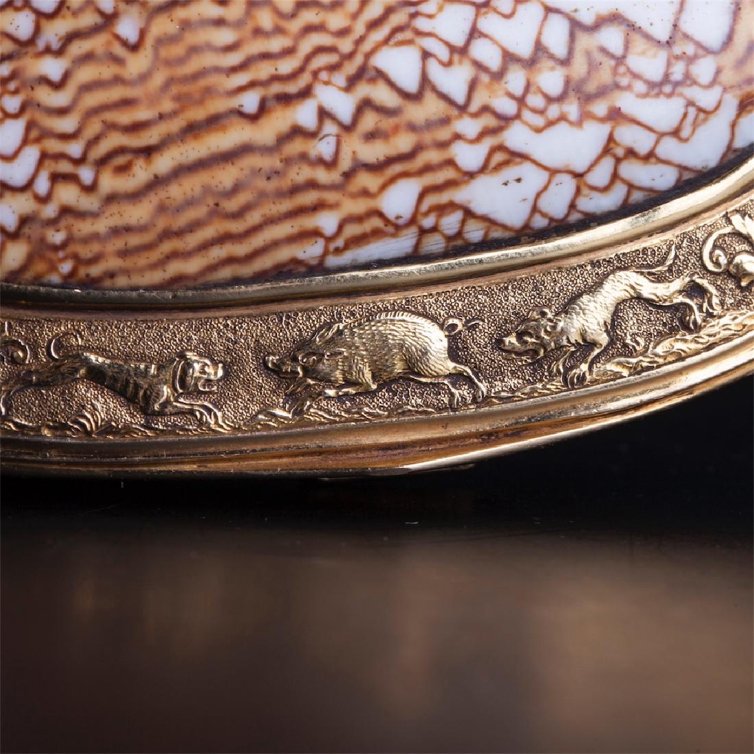 Antique gold authentic shell snuff box with a hunt — image 4