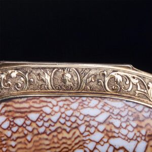 Antique gold authentic shell snuff box with a hunt — image 5