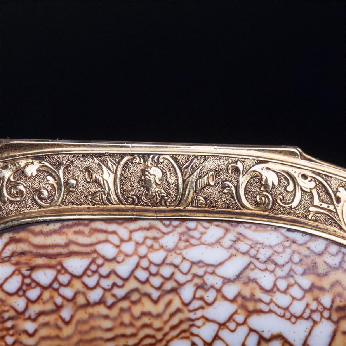 Antique gold authentic shell snuff box with a hunt — image 5