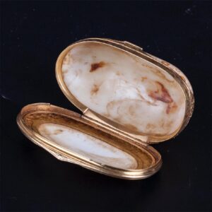 Antique gold authentic shell snuff box with a hunt — image 6