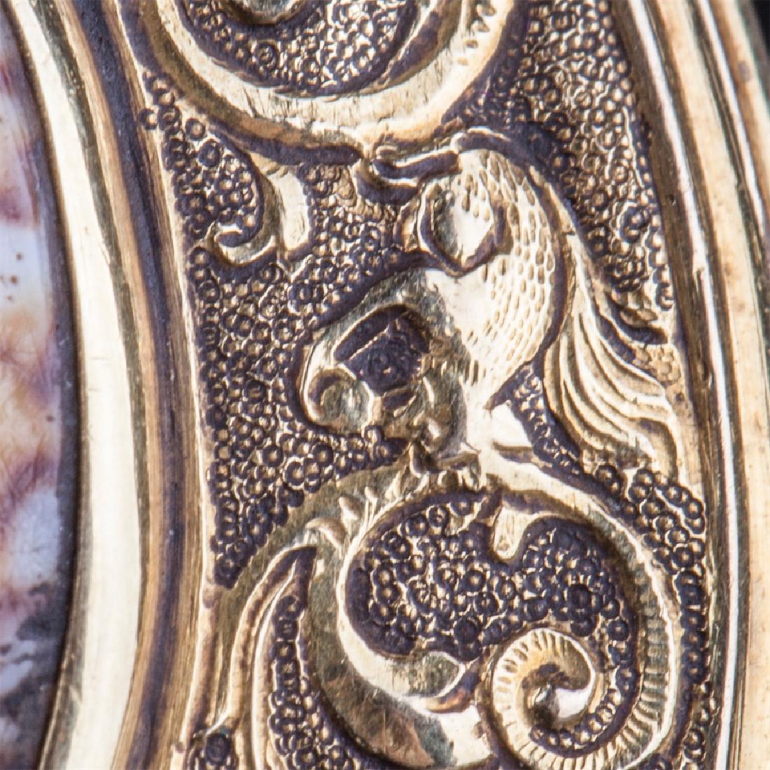 Antique gold authentic shell snuff box with a hunt — image 7