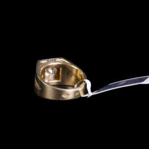 Gold ring with diamonds — image 3