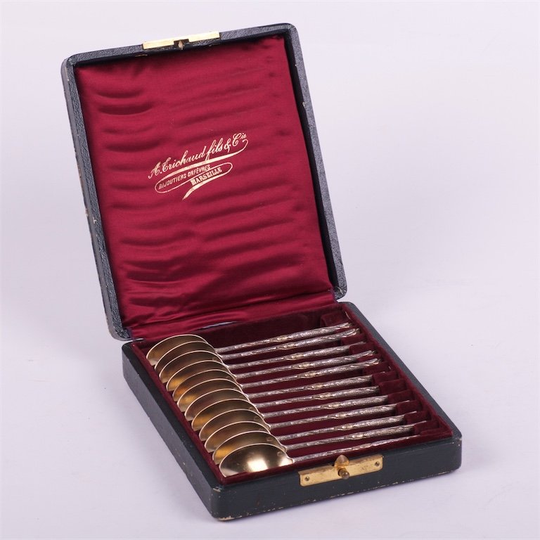Silver set of 12 spoons in a box. — image 1