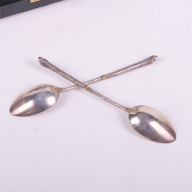 Silver set of 12 spoons in a box. — image 2