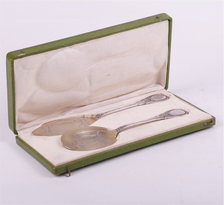 Silver serving set for dessert. — image 1