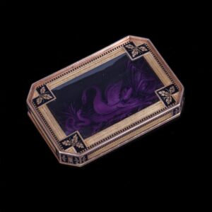 Swiss or Austrian gold snuff box with 2 enamel plaques — image 3