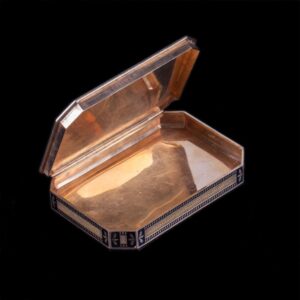 Swiss or Austrian gold snuff box with 2 enamel plaques — image 4