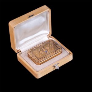 18th century Swiss gold snuff box with harp — image 1