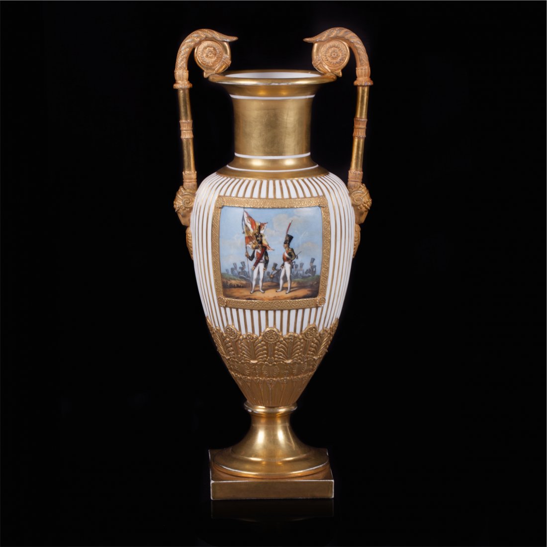 Russian porcelain vase with 1812 War scene. Petersburg, — image 1