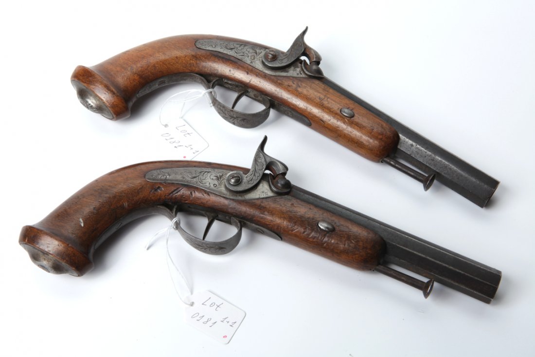 Antique French pair of pistols. — image 1