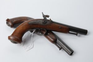 Antique French pair of pistols. — image 3