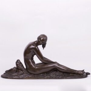 Bronze figure. "Femme nue aux colombes". — image 1
