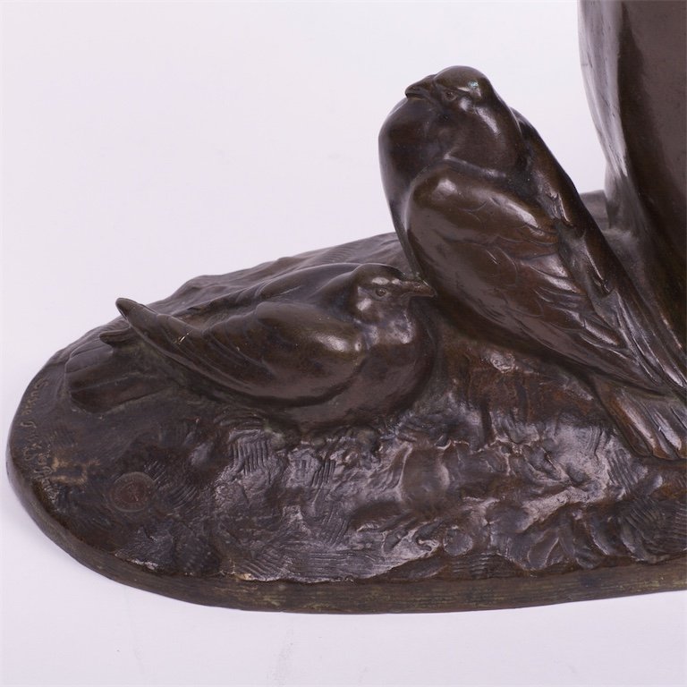 Bronze figure. "Femme nue aux colombes". — image 2