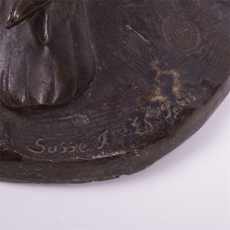 Bronze figure. "Femme nue aux colombes". — image 7