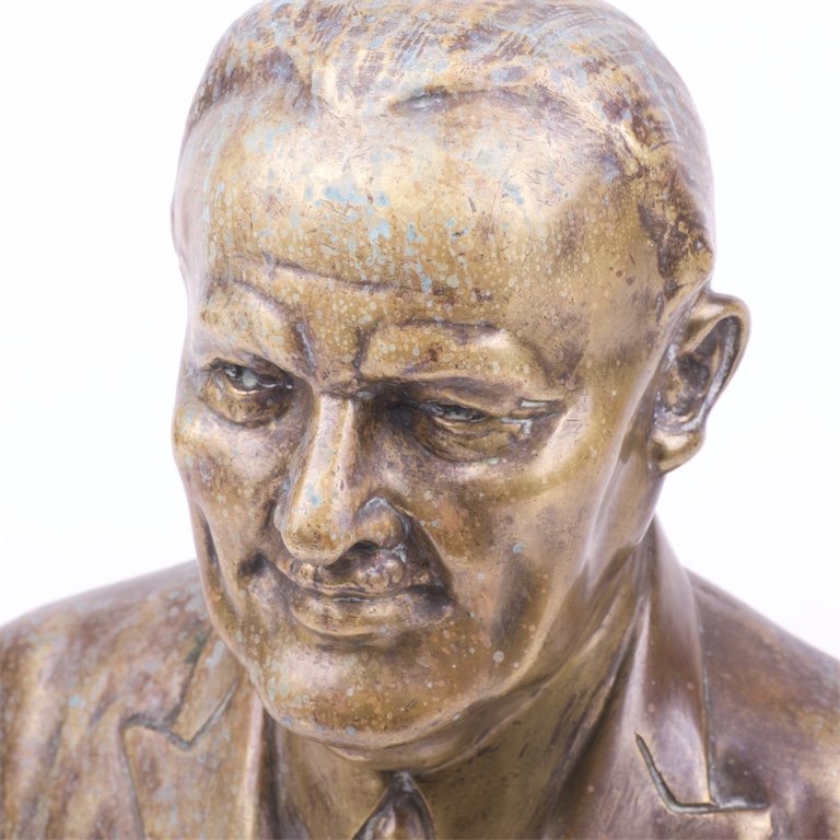 Bronze figure of men. — image 2