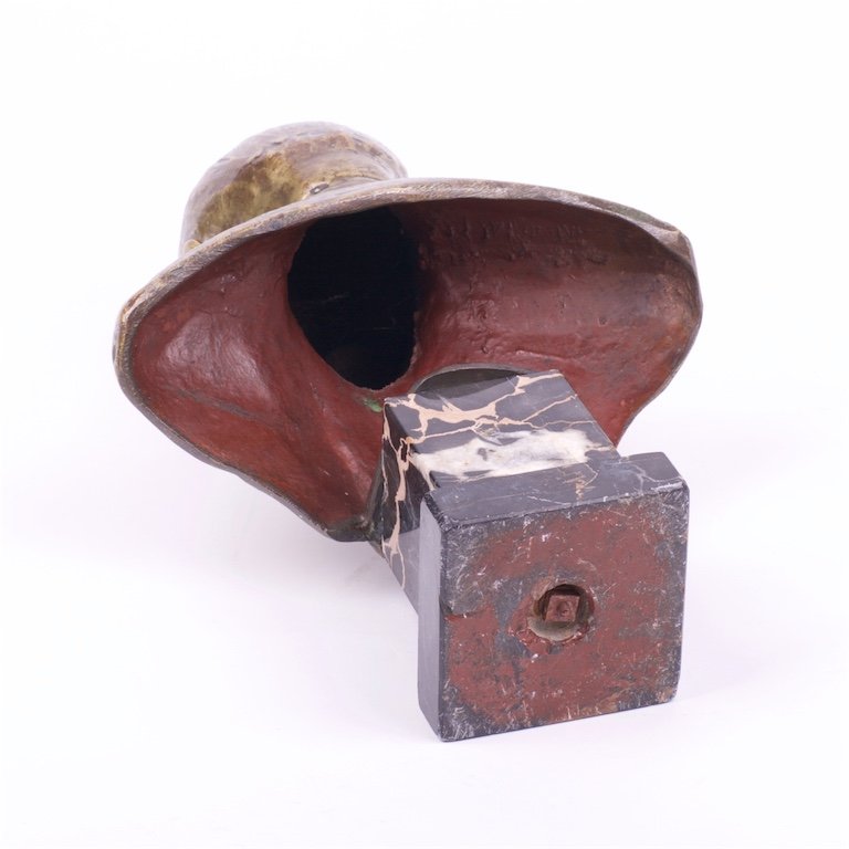 Bronze figure of men. — image 5