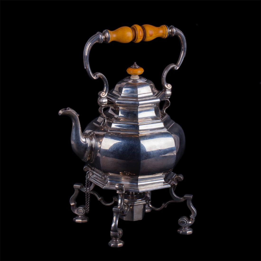 Fine English sterling silver bouillotte — image 1