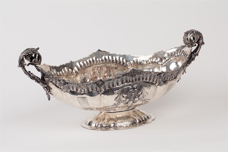 Silver centerpiece for fruits. — image 1