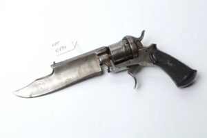 Pistol with knife. — image 1