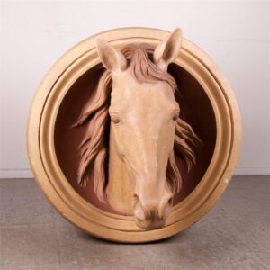 Huge wooden horse head. — image 1