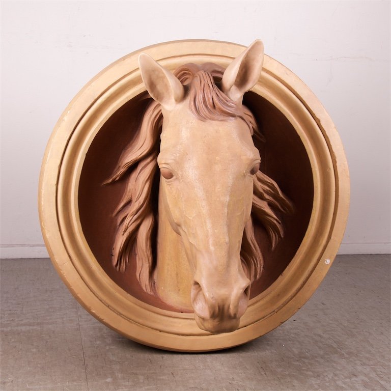 Huge wooden horse head. — image 1