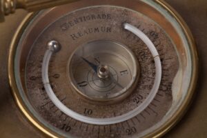 Carriage clock with compass and thermometer. — image 3